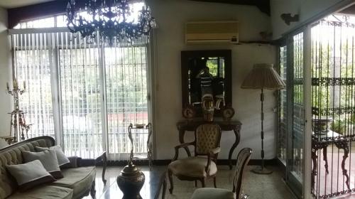 Venta de Casa hermosa en residencial exclusivo Los Robles  Managua Nicaragua
