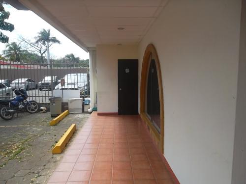 SE ALQUILA BONITO MODULO EN UNA PLAZA EN LOS ROBLES