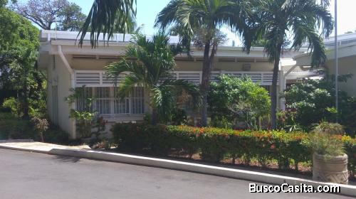 SE VENDE CASA ESTILO EMBAJADA A PUERTA CERRADA. 