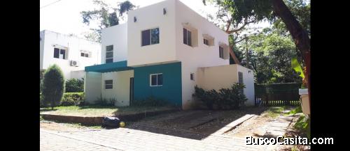 SE VENDE BELLA CASA 