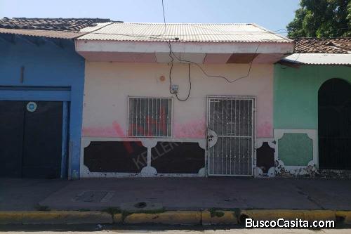 Se vende una casa en la calle principal de Granada.