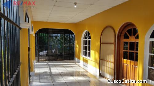Espaciosa Casa Familiar de 3 Cuartos 2 Baños Garage techado para 3 vehiculos.