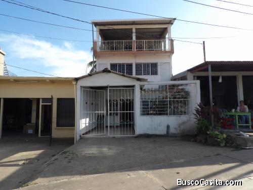 Se alquila Casa y local para comercio. 