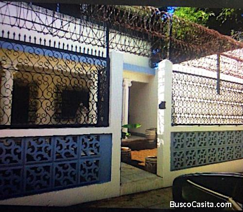 Se vende Amplia Casa en Managua 2 Plantas y 7 Habitaciones