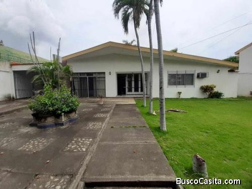 Se vende Casa en Colonial Los Robles zona Comercial, Apartamentos y Oficina.