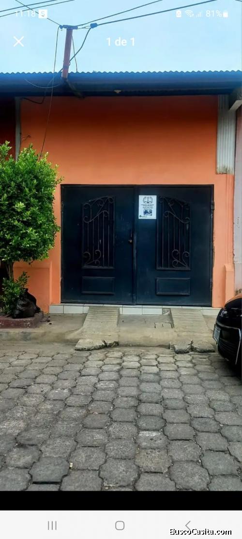 Bella casa en León, a 3 cuadras del parque central 
