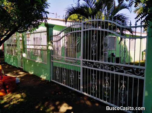 Se alquila casa en reparto seguro.