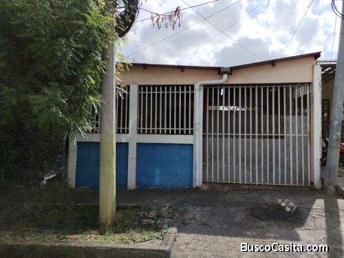 Venta de casa en zona comercial - Los Robles