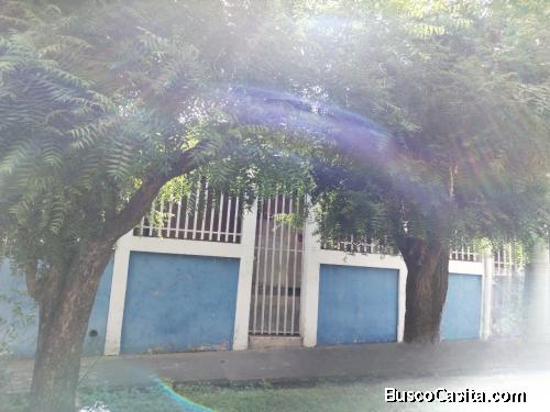 Venta de casa en zona comercial - Los Robles