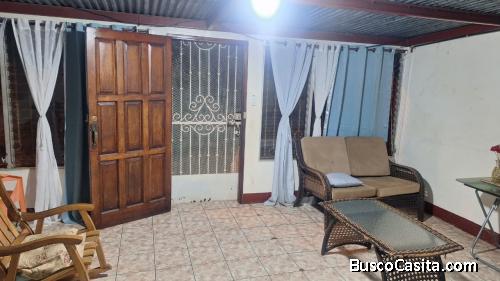 Se alquila Casa en Villa 10 de Mayo , 1 cuarto grande con aire y su baño,. y otro cuarto con su baño