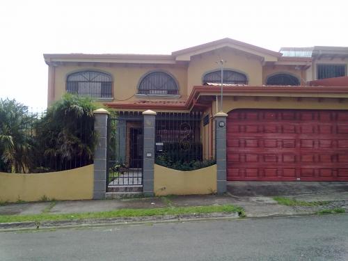 Se alquila casa en Residencial Villa Adobe