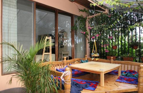 Casa de un piso, amueblada, Escazú, $2300 mensual.
