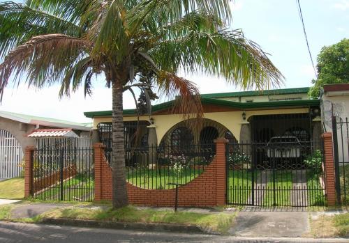 CENTRALY LOCATED HOUSE-CENTRICA CASA TIBAS