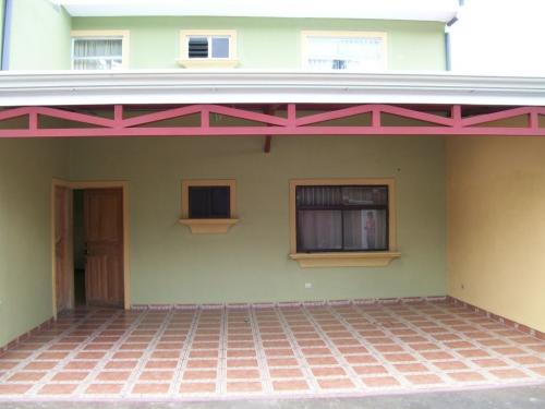 Casa de 2 plantas en residencial en La Trinidad de Moravia