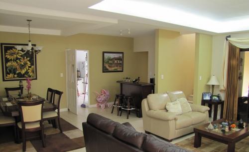 Linda casa en lomas de ayarco curidabat