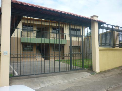 Espacioso apto. en 2da. planta