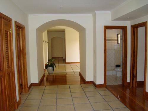 Hermosa casa en un nivel, en condominio exclusivo en Santa Ana. $5000.00