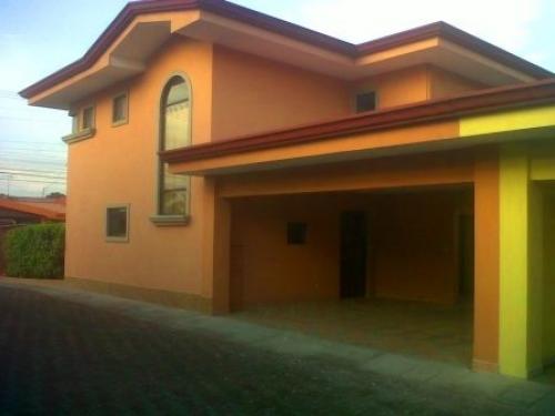 Casa en Condominio en Pozos $1000 s/muebles $1200 c/m Santa Ana  