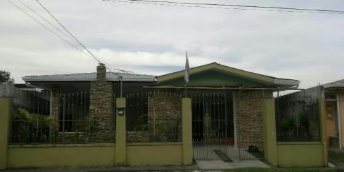 SE VENDE HERMOSA CASA EN GUAPILES.