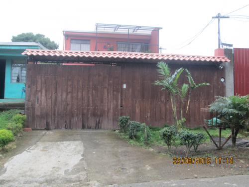 Linda casa con apartamento y bodega se recibe