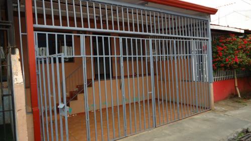 Muy cómoda casa en desamparados alajuela recibo carro