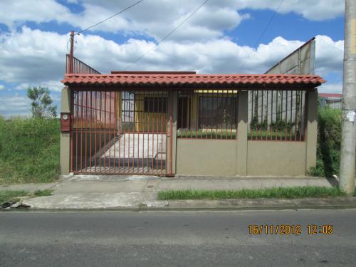 Linda casa en alajuela se cambia por casa en heredia