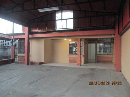 Linda casa con bodega  en desamparados alajuela se recibe