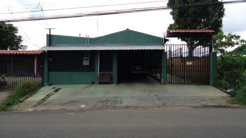 Linda casa con tres apartamentos en rió segundo alajuela