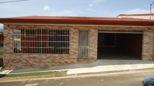 Linda casa en residencial en alajuela nueva la casa