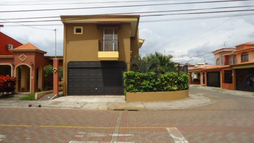 Preciosa casa en residencial privado se recibe