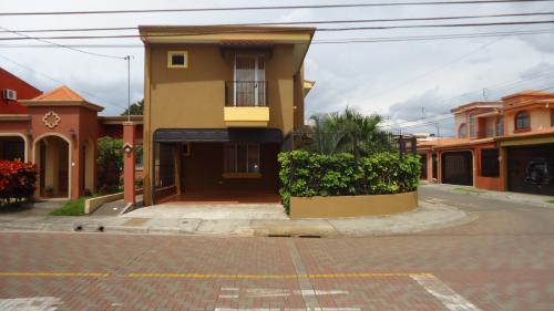 Linda casa en residencial privado también se vende