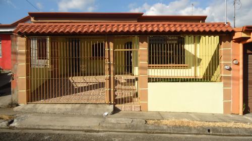 Linda casa nueva en san pedro de santa barbara