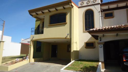 Linda casa en aguas claras en alajuela