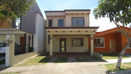 Preciosa casa en aguas claras se puede vender con todo adentro o sola