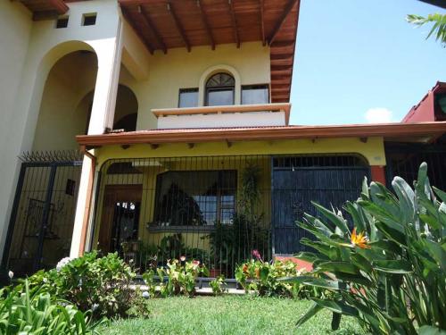 TK-Casa grande a 800m de la pista en San Isidro, Heredia