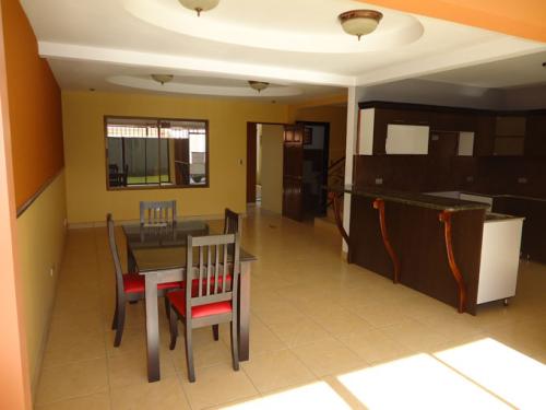 TK-Casa en Residencial seguro con patio grande