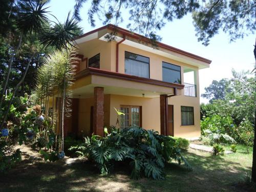 MC-Casa con terreno grande San Rafael de Heredia