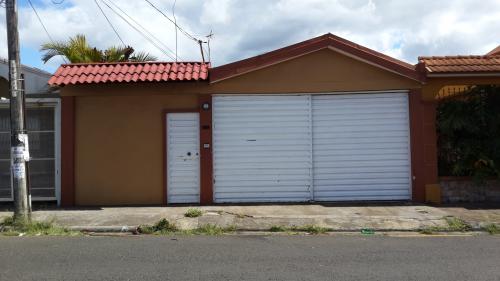 Comoda casa en alajuela se recibe lote