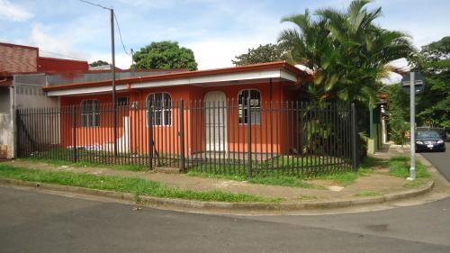 Comoda casa en alajuela muy centrica