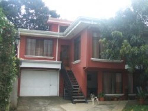 AMPLIA PROPIEDAD EN VENTA (CON APARTAMENTOS PARA ALQUILAR)