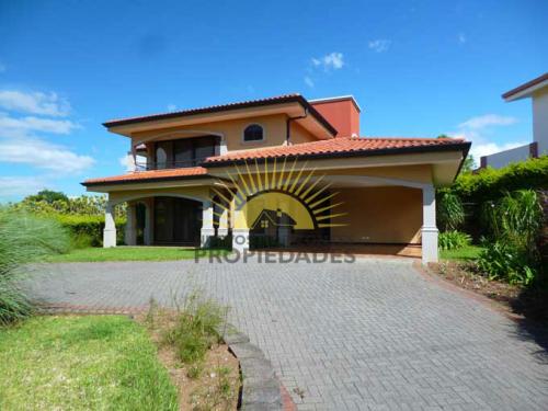 CASA LUJOSA EN RESIDENCIAL PRIVADO (NHP-00604)