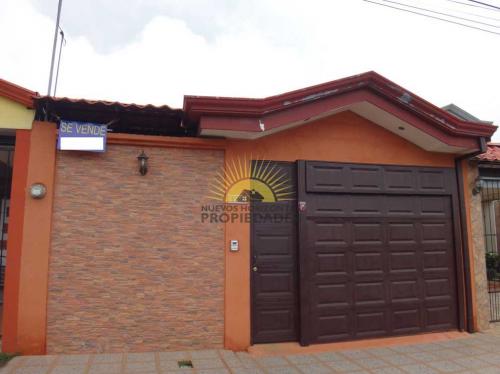 Casa linda con patio amplio (NHP-00519)