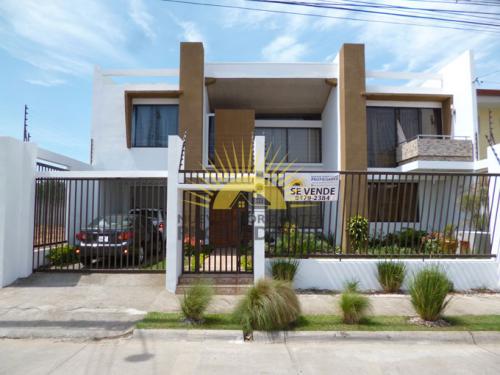 SE VENDE PRECIOSA CASA CON MUCHO PERSONALIDAD (NHP-00409)