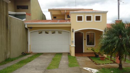 Precioso casa en recidencial privado se recibe
