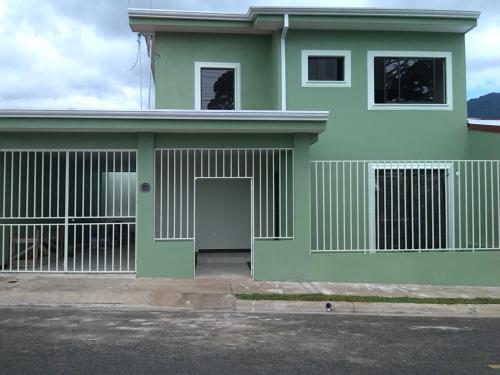 PRECIOSA CASA EN RESIDENCIAL TOTALMENTE PRIVADO.