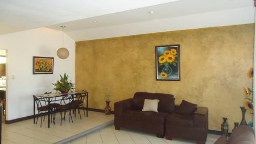 La casa se encuentra en recidencial meza