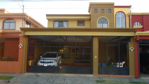 La casa se encuentra en recidencial privado