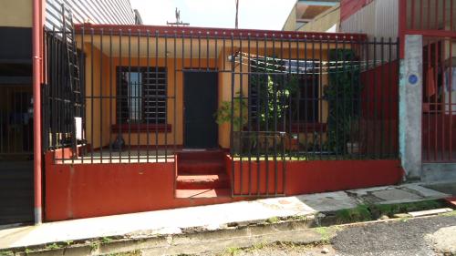 Comoda casa en desamparados de alajuela recibo carro o lote