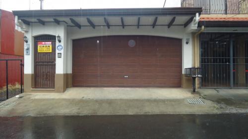 Linda casa en desamparados de alajuela frente a calle