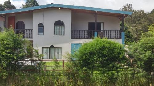 Linda casa grande de alquiler en san rafael de heredia